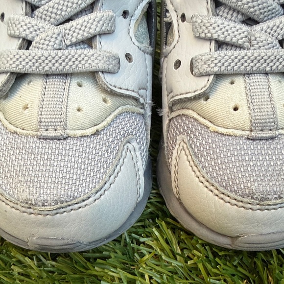 Toddler Nike Huarache gray sneakers - Picture 7 of 8